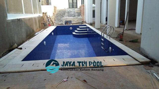 merawat kolam renang