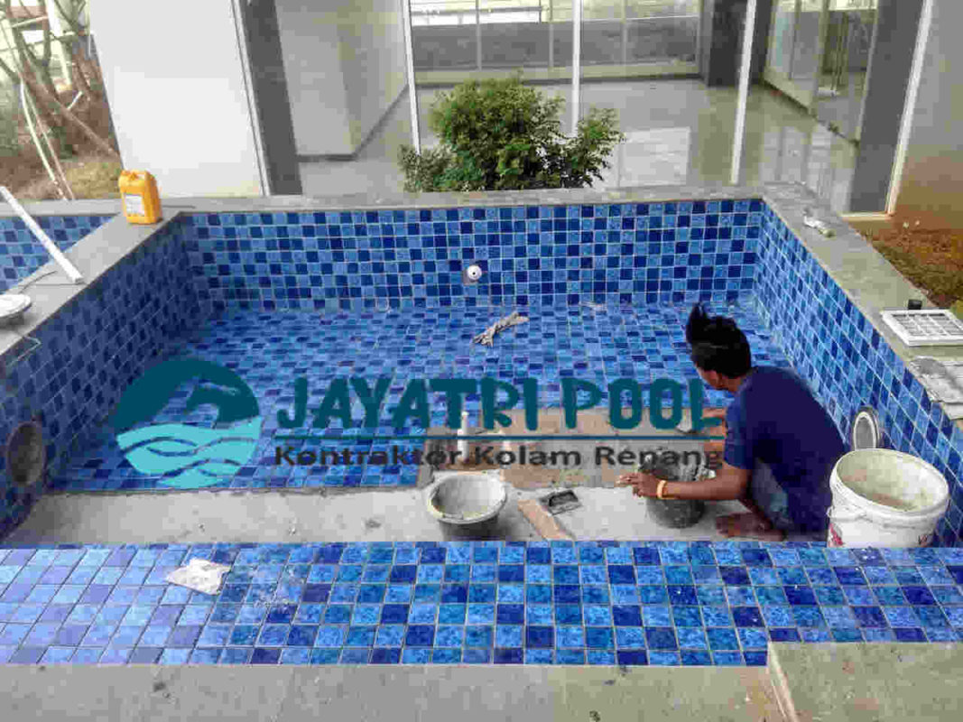 jasa pemasangan mozaik kolam renang yang dilakukan oleh team jaya tri pool