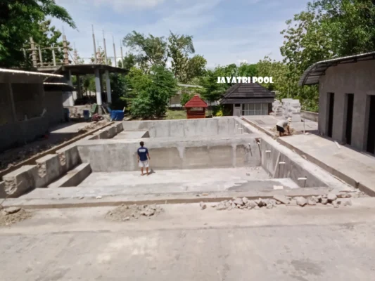 Persiapan lokasi pembuatan kolam renang